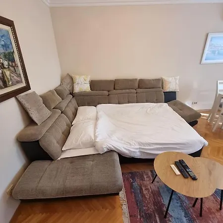 Cozy Next To Bus And Train Station *