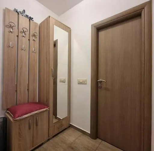 Cozy Next To Bus And Train Station *