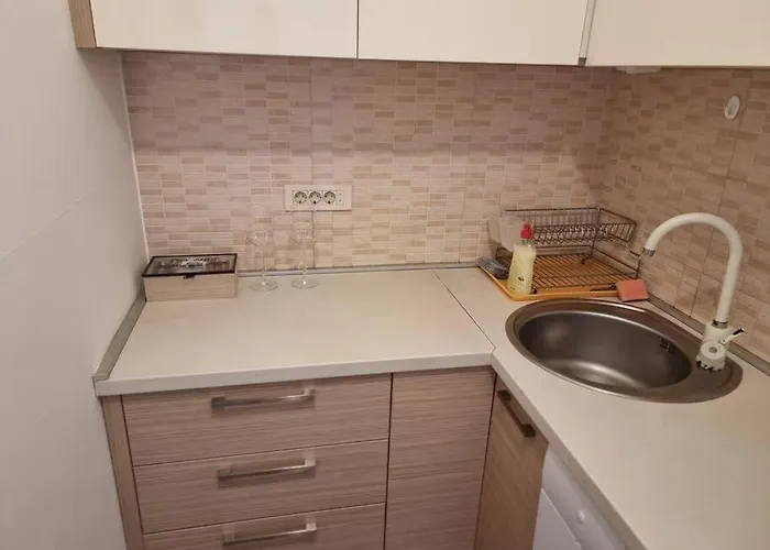 Cozy Next To Bus And Train Station Daire *