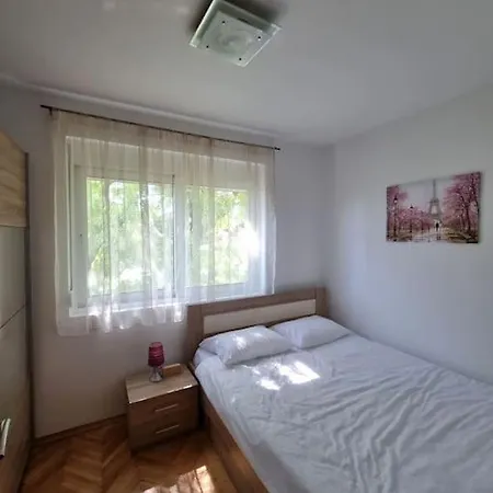 Cozy Next To Bus And Train Station Appartement