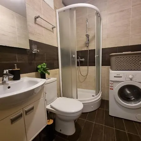 Cozy Next To Bus And Train Station *