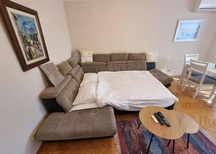 Cozy Next To Bus And Train Station *